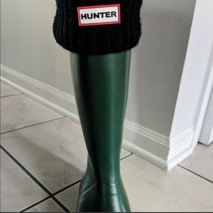 Size 9, olive green hunter rain boots with socks!